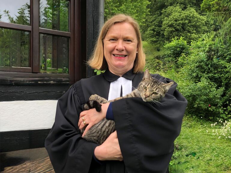 Pfarrerin Claudia Posche mit Kirchenkatze Elsalotte | Foto (c) Julia-Rebecca Riedel Pfarrerin Claudia Posche mit Kirchenkatze Elsalotte | Foto (c) Julia-Rebecca Riedel